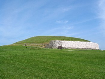 350px-Newgrange_ireland_750px.jpg